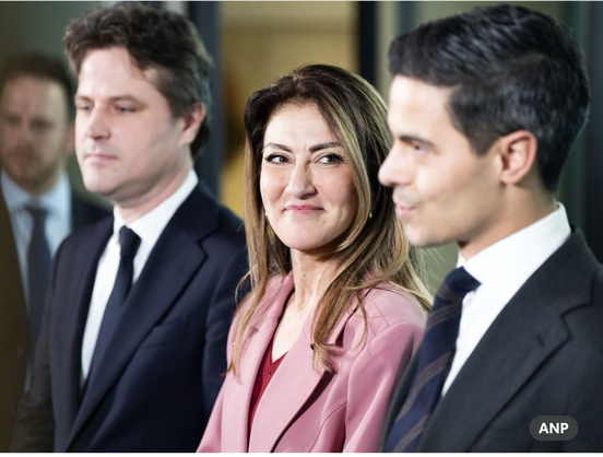 Grijnzende Yesilgoz tussen Bontenbal en Jetten