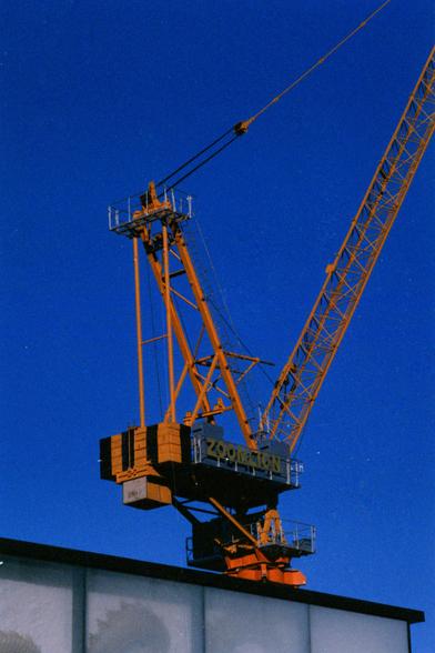 Harman Phoenix 200 II (FF)

English Alt Text
A tall orange construction crane stands against a clear blue sky. Its lattice boom extends diagonally upward, and several platforms with railings and ladders are visible along the structure. The name “ZOOMLION” appears prominently on the central section. The lower edge of the image shows the top of a building with translucent panels.
Chinese Alt Text
一台高大的橙色塔吊在晴朗的蓝天下矗立。桁架式吊臂斜向上延伸，结构上可见多个带扶手和梯子的工作平台。中央位置清晰显示“ZOOMLION”字样。画面下方露出一栋带半透明面板建筑的顶部。