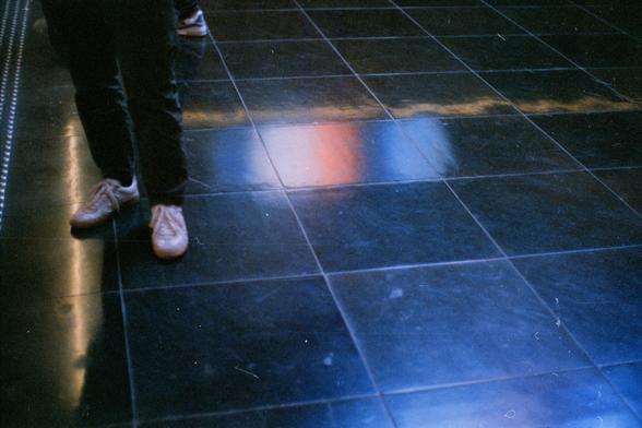 Harman Phoenix 200 II (FF)

English Alt Text:
A glossy tiled floor reflects neon lights in blue, red, and yellow. Two people are partly visible, showing only legs and sneakers. One stands in the foreground with light shoes and dark pants, while another is further back. The reflections suggest signage above, creating a vibrant composition that conveys nightlife energy and urban dynamism.

中文替代文字：
光亮的瓷砖地面映射蓝、红、黄霓虹灯光。画面中仅见两人的腿部与运动鞋。前景人物穿浅色鞋与深色裤子，背景人物也穿运动鞋。地面反射暗示上方有招牌灯光，营造鲜艳动感氛围，传递夜生活与都市活力。