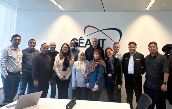 GÉANT hosted a delegation from the Ministry of Higher Education of Malaysia, MYREN, Universiti Sains Malaysia, and TIME dotCom Berhad at our Amsterdam office | Group photo 2