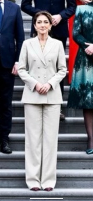 Uitsnede bordes foto met Yesilgoz in een broek die haar schoenen vrijwel volledig aan het zicht onttrekt.