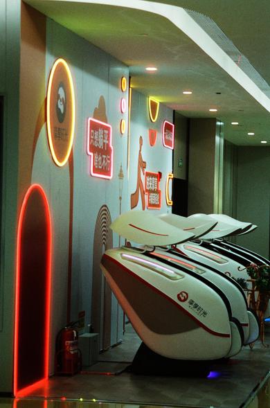 CineStill 800T (FF)

English Alt Text
A row of futuristic white pod‑style chairs with red accents, resembling massage or entertainment pods, arranged against a brightly lit wall. The wall features colorful graphics and Chinese text in a modern, high‑tech style. The scene suggests a relaxation or entertainment zone, possibly in a mall or public facility, with a vibrant and playful atmosphere.
中文替代文字
一排未来感十足的白色舱型座椅，带有红色装饰，看起来像按摩舱或娱乐舱。它们靠着一面亮丽的墙壁摆放，墙上有彩色图案和现代科技风格的中文文字。整体氛围活泼、现代，像是商场或公共空间中的休闲娱乐区域。
