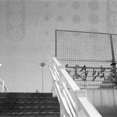 Ilford HP5 Plus 400 (6x6)

English Alt Text

A black‑and‑white photo of an outdoor staircase with white railings leading upward. At the top, a metal fence displays Chinese characters. A tall light pole with multiple fixtures rises into the clear sky behind it. The image has visible film grain and circular marks, suggesting a scanned negative. The setting appears urban and open.

Chinese Alt Text

一张黑白照片，展示一段带白色扶手的户外楼梯向上延伸。楼梯顶部的金属围栏上有中文字符。背景中有一根高大的多灯杆，天空清晰。画面带有胶片颗粒和圆形痕迹，像是底片扫描。整体呈现城市户外环境