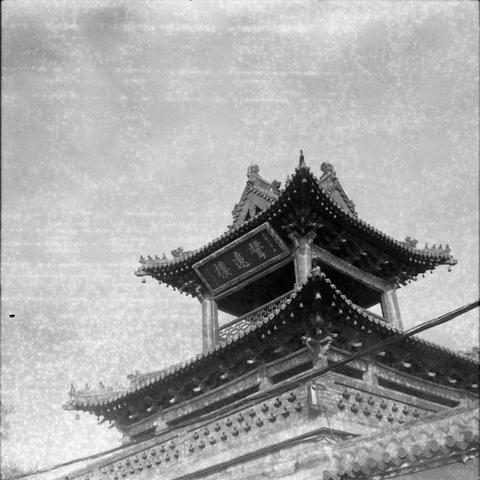 Ilford HP5 Plus 400 (6x6)

English

A black-and-white photograph of the roof of a traditional Chinese building. The roof is ornate, with intricate carvings and upturned eaves. A signboard with Chinese characters is prominently displayed on the roof structure.

中文

一张黑白照片，拍摄的是中国传统建筑的屋顶。屋顶装饰华丽，雕刻精美，屋檐上翘。屋顶结构上悬挂着一个写有汉字的牌匾。