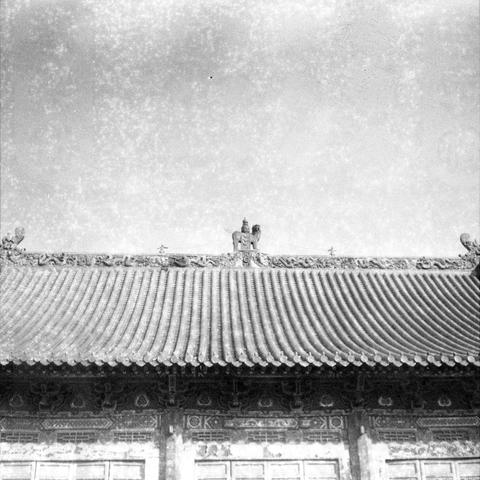 Ilford HP5 Plus 400 (6x6)

English

A black-and-white photograph of the roof of a traditional Chinese building. The roof is adorned with intricate decorations and features a small statue or figurine at the peak. The roof tiles are arranged in a layered pattern, typical of Chinese architecture.

中文

一张黑白照片，拍摄的是中国传统建筑的屋顶。屋顶装饰精美，屋脊顶端有一个小雕像或人物造型。屋顶瓦片层层叠叠，这是中国建筑的典型特征。
