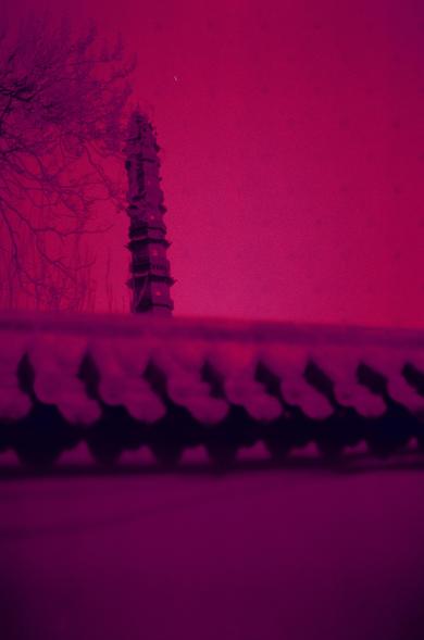 Harman Red 125 (FF)

English

A red-toned photograph featuring a tall, slender pagoda standing prominently in the center. The foreground includes bare tree branches, and the background is filled with a deep red sky. The lower part of the image shows a blurred, dark silhouette of a wall with decorative roof tiles, adding depth to the scene.

中文

一张红色调的照片，中间是一座高而细的宝塔，十分显眼。前景是光秃的树枝，背景是深红色的天空。照片下方是模糊的黑色墙壁剪影，屋顶上有装饰性瓦片，为画面增添了深度。