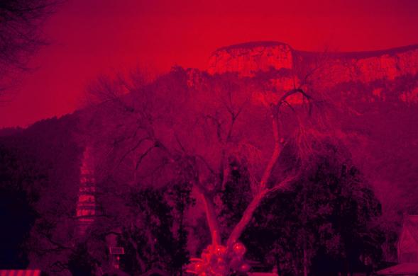 Harman Red 125 (FF)

English

A red-toned photograph capturing a mountainous landscape. The sky and trees are bathed in a deep red hue, creating a surreal and dramatic effect. In the lower part of the image, there are silhouettes of trees and possibly a structure, with beams of light cutting through the darkness, adding a mysterious and intense atmosphere.

中文

一张红色调的照片，展示了山脉风景。天空和树木浸润在深红色调中，营造出超现实和戏剧性的效果。照片下方是树木和可能的建筑剪影，光束穿过黑暗，增添了神秘而强烈的氛围。