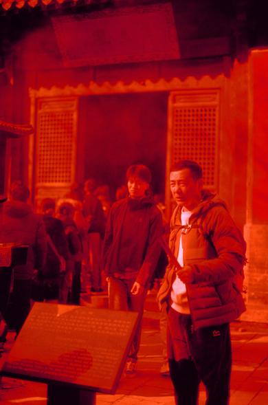 Harman Red 125 (FF)
English

Two individuals are walking in front of a traditional building with a red-tinted atmosphere. The building features ornate windows and a tiled roof. One person is wearing a dark hooded jacket, and the other is wearing a red jacket. There is a signboard in the foreground, but the text is not clearly visible due to the red tint.

中文

两个人走在一栋传统建筑前，整个场景被红色调覆盖。建筑物有精美的窗户和瓦片屋顶。一个人穿着深色连帽夹克，另一个人穿着红色夹克。前景有一个标识牌，但由于红色调的原因，文字不太清晰。