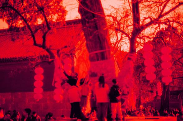 Harman Red 125 (FF)

English

A group of people is gathered outdoors in front of a traditional building with bare trees in the background. The scene is bathed in a strong red tint. Several red lanterns are hanging from the trees, adding to the festive atmosphere. The people appear to be engaged in conversation or observing something, with some raising their hands or arms. The building behind them has a traditional architectural style, possibly Asian.

中文

一群人聚集在户外，身后是一栋传统建筑，光秃秃的树木位于背景中。整个场景被浓重的…