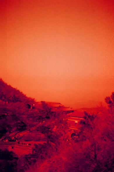 Harman Red 125 (FF)

English

A vintage-style photograph with a red tint, depicting a mountainous area. The image shows a dense forest covering the hillside, with a few buildings visible among the trees. The sky is a gradient of orange and pink, creating a warm and nostalgic atmosphere. The overall scene is serene, with the focus on the natural landscape and the subtle presence of human-made structures.

中文

一张带有红色调的复古风格照片，描绘了一个山区。画面中，山坡上覆盖着茂密的森林，树木间隐约可见几座建筑。天空呈现出橙色和粉色的渐变，营造出温暖而怀旧的氛围。整个场景宁静祥和，重…