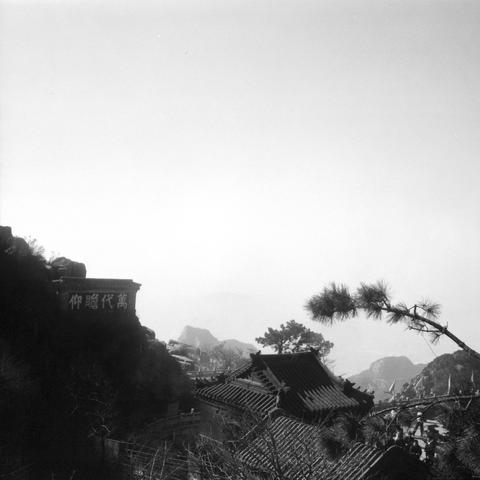 Lucky LUCKY SHD 400 (6x6)

English

A black-and-white photograph shows a section of a mountainous area with a traditional Chinese building in the foreground. The building has a tiled roof and ornate eaves. On the left side, there is a stone wall with Chinese characters inscribed on it. The background features misty mountains, adding a sense of depth and tranquility to the scene.

中文

这张黑白照片展示了一个山区的一角，前景是一座传统的中式建筑，建筑有瓦片屋顶和精美的屋檐。左侧有一面石墙，上面刻有汉字。背景是云雾缭绕的山峦，为场景增添了深度和宁静感。