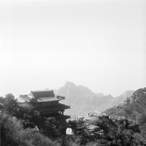Lucky LUCKY SHD 400 (6x6)

English

A black-and-white photograph captures a traditional Chinese building nestled among trees and mountains. The building has a multi-tiered roof with upturned eaves. The mountains in the background are partially obscured by mist, creating a serene and peaceful atmosphere.

中文

这张黑白照片拍摄了一座传统中式建筑，坐落在树木和山脉之间。建筑有多层屋顶和翘起的屋檐。背景中的山脉部分被云雾遮挡，营造出宁静祥和的氛围。