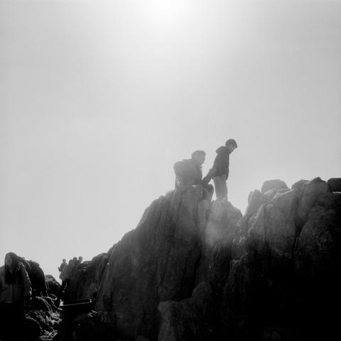 Lucky LUCKY SHD 400 (6x6)

English

A black-and-white photograph of two individuals standing on a rocky peak. The peak is steep and rugged, with a clear sky in the background. The two people appear to be looking down or conversing, while others are visible climbing or standing on the rocks below.

中文

一张黑白照片，展示了两个人站在岩石峰顶。峰顶陡峭且崎岖，背景是晴朗的天空。两个人似乎在俯视或交谈，其他人在下方的岩石上攀爬或站立。