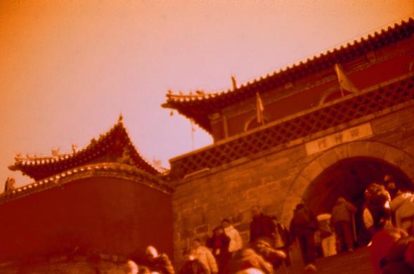 Harman Red 125 (FF)

English

A sepia-toned photograph of a traditional East Asian architectural structure, likely a gate or entrance to a temple or historical site. The roof features classic curved eaves and decorative elements. Below the roof, a stone archway is visible, with a crowd of people gathered at the entrance, suggesting a popular or significant location. The sky above is pale, adding to the vintage feel of the image.

中文

一张带有棕褐色调的照片，展示了一座传统东亚建筑结构，可能是寺庙或历史遗址的大门或入口。屋顶具有经典的曲线檐角和装饰元素。屋…