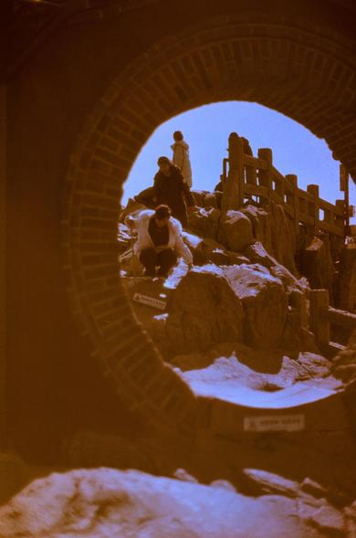 Harman Red 125 (FF)

English

A sepia-toned photograph taken through an archway, showing a group of people climbing on rocky terrain. The arch frames the scene, and the people appear to be exploring or hiking. The sky is visible through the arch, adding depth to the image.

中文

一张通过拱门拍摄的棕褐色调照片，展示了一群人在岩石地形上攀爬的场景。拱门框住了整个画面，人们看起来正在探索或徒步。天空通过拱门可见，为图片增添了深度。