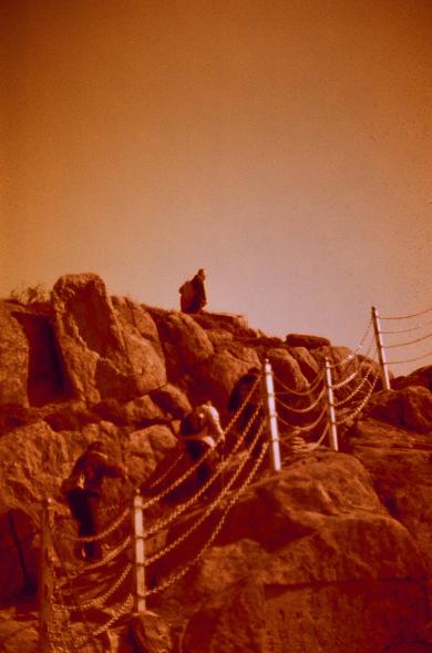 Harman Red 125 (FF)

English

A sepia-toned photograph of a rocky hillside with a winding stone staircase. The staircase is bordered by a metal railing and leads up to a small building or structure at the top of the hill. The sky is clear, and the overall scene has a warm, vintage feel.

中文

一张带有棕褐色调的照片，展示了一个多岩石的山坡，上面有一条蜿蜒的石阶。石阶两侧有金属栏杆，通向山顶的一个小建筑或结构。天空晴朗，整个场景带有温暖的复古氛围。