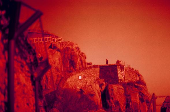 Harman Red 125 (FF)

English

A sepia-toned photograph of a rocky hillside with a chain-linked fence. The fence runs diagonally across the image, and a person is standing on the rocks near the fence. The scene has a warm, vintage atmosphere.

中文

一张带有棕褐色调的照片，展示了一个多岩石的山坡，上面有一道链式围栏。围栏斜向穿过图片，一个人站在围栏附近的岩石上。整个场景带有温暖的复古氛围。