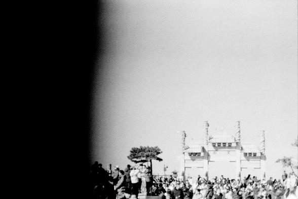 Lucky LUCKY SHD 400 (FF)

English:

A black-and-white photograph with a large crowd gathered in front of a structure. The image is partially overexposed, but it shows a group of people facing a building with traditional Chinese architectural elements, such as tiled roofs and decorative walls. The crowd appears to be dense and focused on the structure.

中文：

一张黑白照片，照片中有一大群人聚集在一座建筑物前。照片部分曝光过度，但可以看到许多人面对一座具有传统中国建筑元素的建筑，如瓦屋顶和装饰墙。人群密集，似乎都在关注这座建筑。