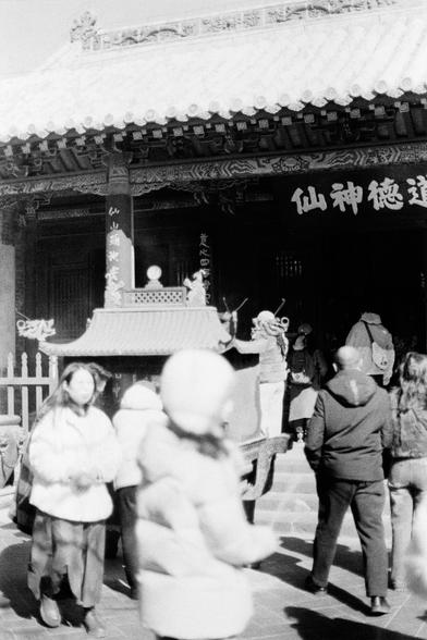 Lucky LUCKY SHD 400 (FF)

English

A black-and-white photograph of a traditional Chinese temple entrance. The temple has ornate roof carvings and a signboard with Chinese characters above the entrance. Several people, some blurred due to motion, are gathered in front of the temple. One person is holding a dragon dance prop, suggesting a cultural or festive event. The temple's architectural details include intricate woodwork and stone pillars.

中文

一张黑白照片，拍摄的是一个传统中国寺庙的入口。寺庙屋顶雕刻精美，门口上方悬挂着写有汉字的牌匾。…