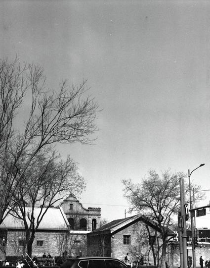 Lucky LUCKY SHD 400 (6x7)

English

An outdoor scene featuring a historic building with a distinctive architectural style, including arched windows and a pitched roof. The building is constructed of brick and stone. In the foreground, bare trees frame the scene, and a few people can be seen walking near the building. The sky is clear, and the overall atmosphere is calm.

中文

一个户外场景，主体是一栋具有独特建筑风格的历史建筑，建筑上有拱形窗户和斜屋顶。建筑由砖石砌成。前景中光秃秃的树木框出了这个场景，几个人在建筑附近行走。天空晴朗，整体氛围宁静。