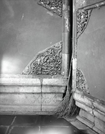 Lucky LUCKY SHD 400 (6x7)

English
A black-and-white close-up photograph of a corner of a traditional building. The image focuses on an ornate, carved stone bracket supporting the roof. A broom with a long handle is leaning against the wall, partially obscuring the carvings. The stonework features intricate floral and vine patterns, and the wall shows signs of age and wear.
中文
一张黑白照片，特写拍摄了一座传统建筑的角落。照片重点展示了一个雕刻精美的石质托架，支撑着屋顶。一把长柄扫帚靠在墙上，部分遮挡了雕刻。石雕上有精美的花卉和藤蔓图案，墙面显示出岁月的痕迹和磨损。