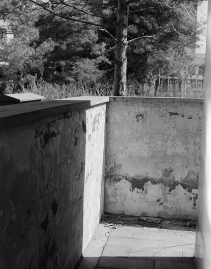 Lucky LUCKY SHD 400 (6x7)

A black-and-white photograph of a concrete wall corner, showing signs of wear and peeling paint. The wall is outdoors, with a tree and some vegetation visible in the background. The ground is tiled, and the wall appears to be part of a larger structure or building.
中文
一张黑白照片，拍摄的是一个混凝土墙角，墙面有磨损和脱落的油漆。墙在室外，背景中有树木和植被。地面铺有瓷砖，墙壁看起来是某个更大建筑或结构的一部分。
