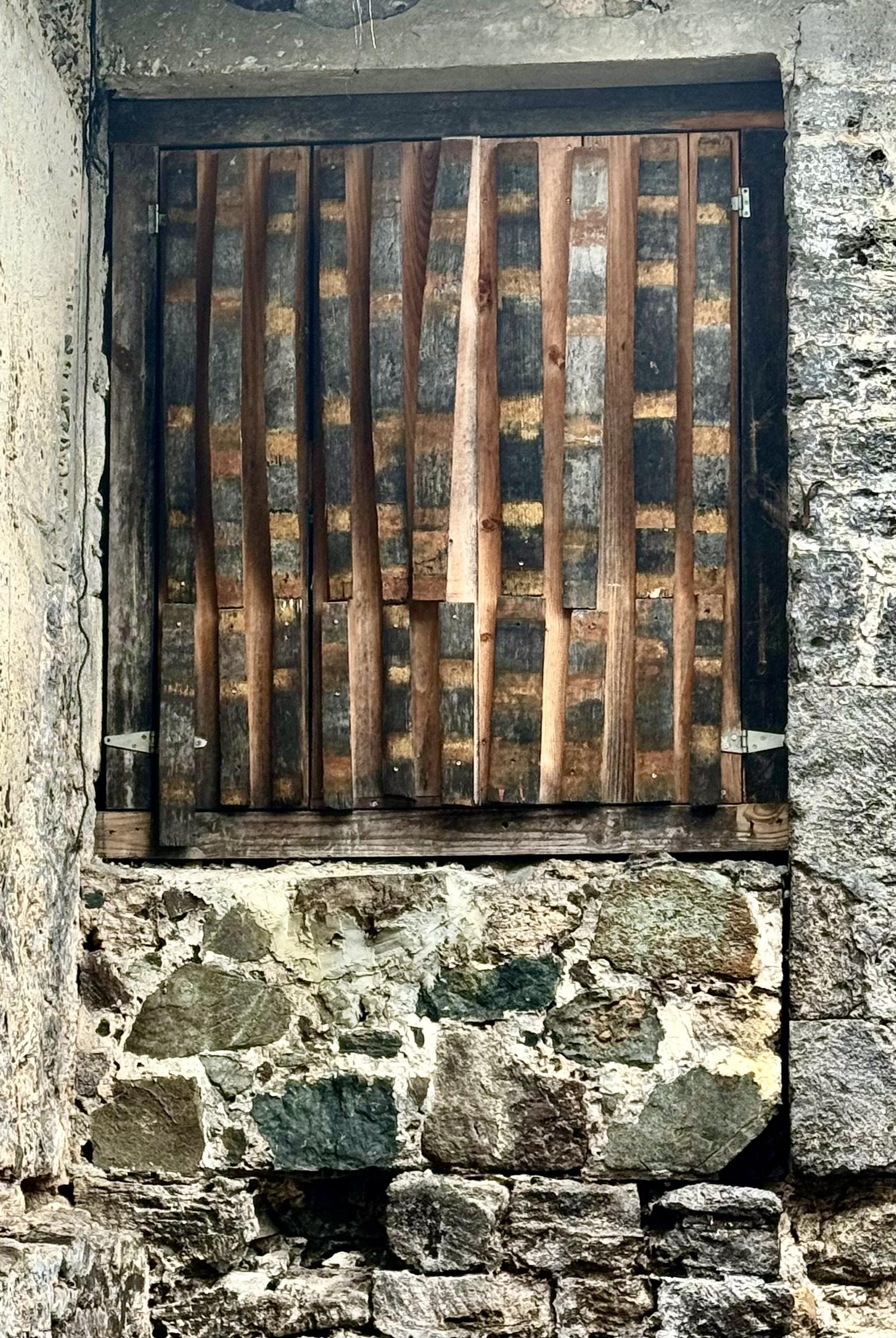Photo closeup of window shown in left pic.