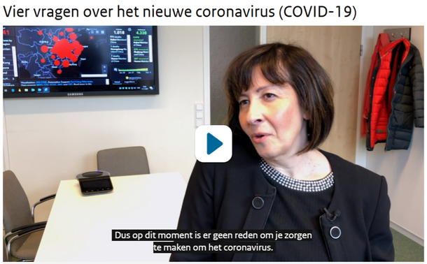 Aura Timen in Februari 2020 voor een scherm met heel veel rode bolletjes in China van alle besmettingshaarden, zegt: "Dus op dit moment is er geen reden om je zorgen te maken om het coronavirus" (still uit een filmpje, play button is zichtbaar)