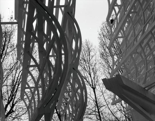Kentmere PAN 400 (6x7)

 white close-up photograph of a modern white metal structure with intricate, intertwining patterns. The structure appears to be part of a larger architectural installation. In the background, bare trees with thin branches are visible against a bright sky, providing a natural contrast to the man-made design.
##中文
黑白特写照片，展示了一个现代白色金属结构，其设计精巧，图案交错缠绕。该结构似乎是某个大型建筑装置的一部分。背景中，光秃秃的树木与明亮的天空形成对比，为人工设计增添了自然元素。