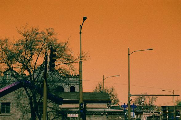 Harman Switch Azure (FF)

English
A scene with a warm orange sky. In the foreground, there are bare trees and a tall street lamp. Behind the trees, there is a traditional Chinese building with gray brick walls and arched windows. Additional street lamps and power lines are visible in the background.
中文
天空呈现温暖的橙色。前景是光秃秃的树木和一盏高高的路灯。树木后面是一座传统中式建筑，灰色砖墙和拱形窗户。背景中还可以看到更多的路灯和电线。
