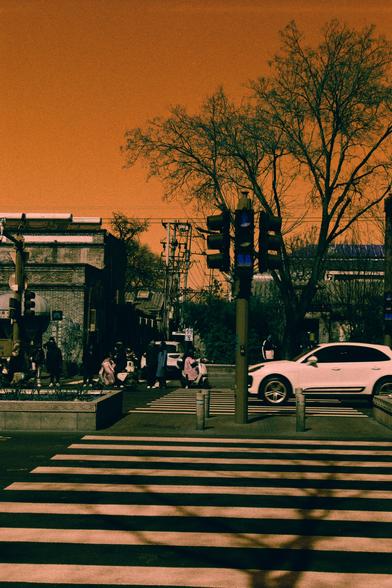 Harman Switch Azure (FF)

A bustling urban intersection with an orange sky. A white car is driving on the road, and several people are waiting at the crosswalk. Traffic lights and street lamps are visible. In the background, there are traditional Chinese buildings and leafless trees.
中文
繁忙的城市十字路口，天空呈橙色。一辆白色汽车行驶在道路上，几个人在人行横道处等待。可以看到交通灯和路灯。背景中有传统中式建筑和光秃秃的树木。