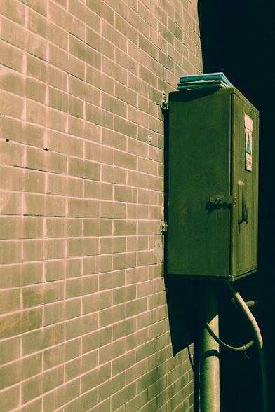 Harman Switch Azure (FF)

English
A close-up of a green electrical box mounted on a light-colored tiled wall. The box has a latch and a small label with a triangle symbol and text. Wires are visible entering the box from the bottom.
中文
一个绿色配电箱的特写，安装在浅色瓷砖墙上。配电箱上有一个门闩和一个带有三角形符号和文字的小标签。电线从底部进入配电箱。