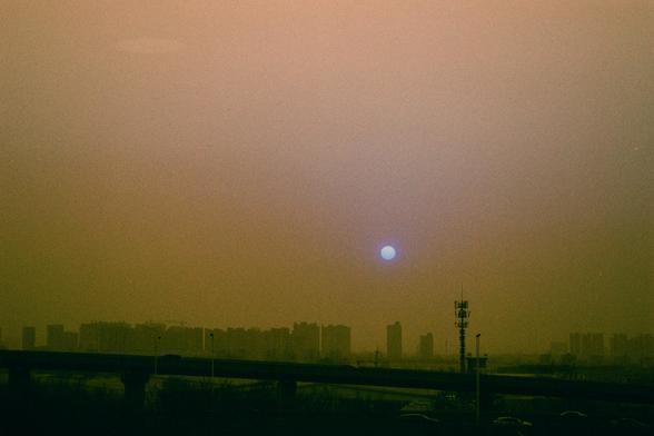Harman Switch Azure (FF)

English
A hazy cityscape at dusk or dawn, with the sun appearing as a bright, pale blue dot low in the sky. The skyline is dotted with tall buildings, partially obscured by the haze. A telecommunication tower is visible on the right side of the image. The overall scene is calm, with a gradient of warm orange and brown tones in the sky.
中文
黄昏或黎明时分的城市景观，天空中低处悬挂着一个明亮的淡蓝色太阳。天际线上分布着高楼大厦，部分被雾霾遮挡。图片右侧可见一座电信塔。整个场景宁静，天空呈现出温暖的橙色和棕色渐变。