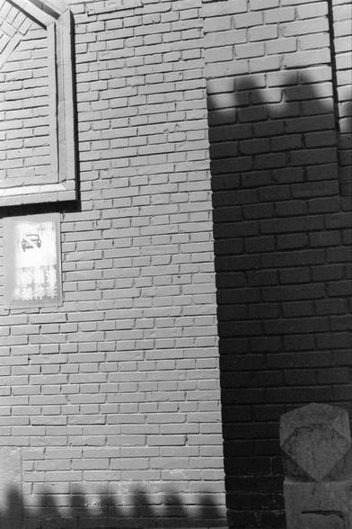 Lucky LUCKY SHD 400 (FF)

##English
Black-and-white close-up of a brick wall. The wall features rectangular frames. Shadows are cast on the wall, creating a pattern of light and dark areas.
##中文
黑白特写，展示了一面砖墙。墙上有矩形框架。影子投射在墙上，形成明暗相间的图案。