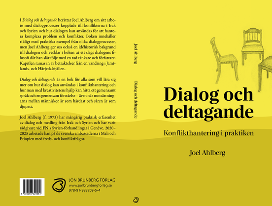 Ett uppslaget bokomslag. Boken är "Dialog och deltagande - konflikthantering i praktiken" av Joel Ahlberg. Omslaget är sandgult med tre stolar i ring på framsidan och ett vågmönster som löper över fram och baksidan.