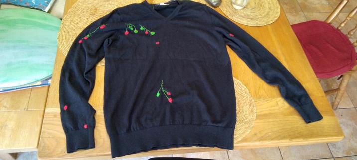Dark blue Willem pullover with green and red berries embroidered in silk.