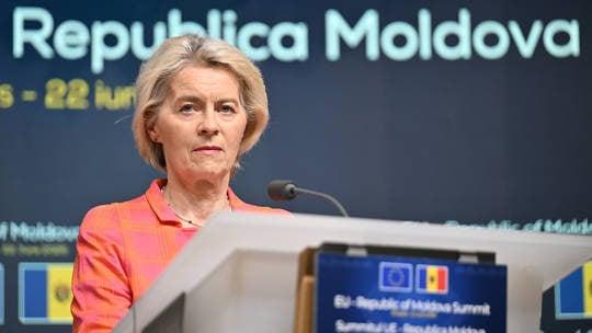 Po Pfizergate už DRUHÁ aféra mizejících esemesek! Šéfka #EU tajně domlouvala s lídry kroky proti Trumpovi a teď ZAKRÝVÁ stopy — Macronovy zprávy záhadně ZMIZELY! Komunikace se údajně účastnili německý kancléř #Merz, francouzský prezident #Macron, italská premiérka Meloniová a odcházející britský premiér #Starmer. Evropský… - Sledujte: