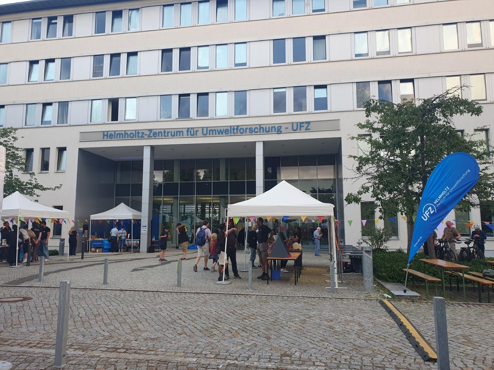 Eingang vom Helmholtz-Zentrum für Umweltforschung in Halle.