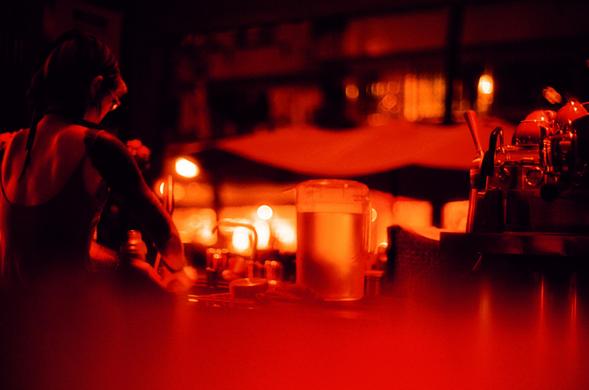 Harman Red 125 (FF)

English
A dark, red-toned photograph of a bar or café interior. A person is seated at the counter, facing away from the camera. The counter is cluttered with various items, including a large metal coffee machine and bottles. Warm lights create a cozy, dimly lit atmosphere.
中文
一张红色调的酒吧或咖啡馆内部照片。一个人坐在柜台前，背对着镜头。柜台上摆放着各种物品，包括一个大型金属咖啡机和瓶子。温暖的灯光营造出温馨、光线昏暗的氛围。