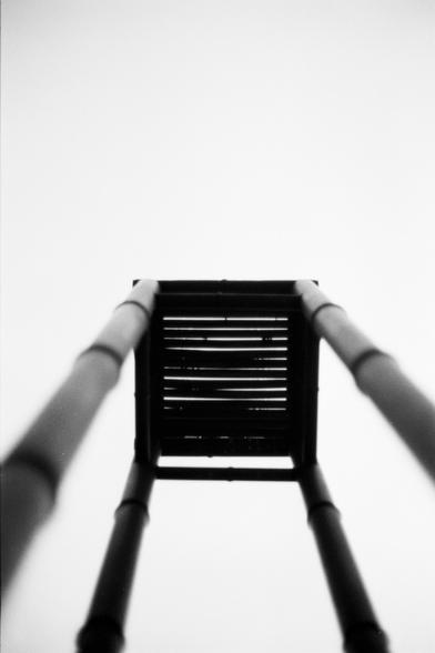 Fujifilm NEOPAN F (FF)

English
A black-and-white close-up of a metal ladder with horizontal rungs, framed by two vertical poles. The background is blurred and bright, emphasizing the ladder's structure and creating a minimalist composition.
中文
一张黑白特写照片，展示了一个金属梯子，带有水平横杠，由两根垂直杆框住。背景模糊且明亮，突出了梯子的结构，营造出简约的构图。