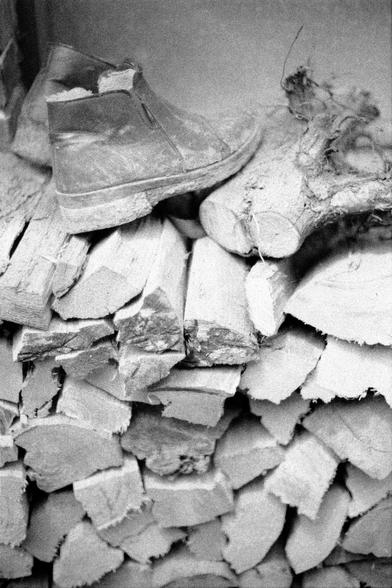 Lucky LUCKY SHD 400 (FF)

English
A black-and-white close-up of a stack of chopped firewood. The logs are split into various sizes and shapes, with rough, textured surfaces. A single boot is partially visible on top of the stack.
中文
一张黑白特写照片，展示了一堆劈好的柴火。木头被劈成不同的大小和形状，表面粗糙且有纹理。柴火堆上部有一只靴子部分可见。