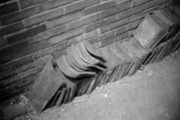 Lucky LUCKY SHD 400 (FF)

English
A black-and-white photograph of a brick wall with a section of unused tiles layered and arranged in a row in the foreground. The bricks are arranged in horizontal rows, and the tiles shows signs of wear and rust.
中文
一张黑白照片，展示了一面砖墙，前景是一排没有用过的瓦片。墙体砖块水平排列，瓦片显示出磨损和锈迹。