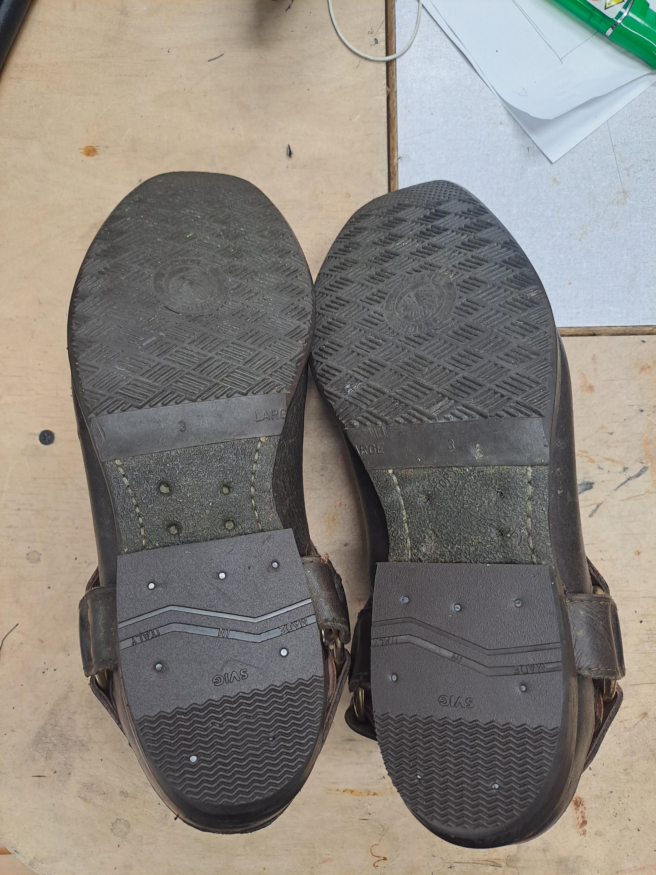 Nahkakorkoiset bootsit valmiina. Kumilappu on naulattu korkoon kiinni