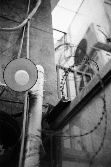 Lucky LUCKY SHD 400 (FF)

English
A black-and-white photograph of an industrial or urban setting. Visible elements include a round lamp, a large cylindrical pipe, and a section of barbed wire fencing. The background features blurred structural elements and a bright light source.
中文
一张工业或城市环境的黑白照片。可见元素包括一个圆形灯具、一根大型圆柱形管道以及一段铁丝网围栏。背景是模糊的结构元素和一个明亮的光源。