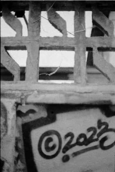 Lucky LUCKY SHD 400 (FF)

English
A black-and-white close-up of a weathered concrete wall with a lattice pattern. The lower section features graffiti, including a copyright symbol followed by the numbers "2023" in a stylized font.
中文
一张黑白特写照片，展示了一面带有格子图案的风化混凝土墙。下方部分有涂鸦，包括一个版权符号，后面跟着用装饰性字体书写的“2023”数字。