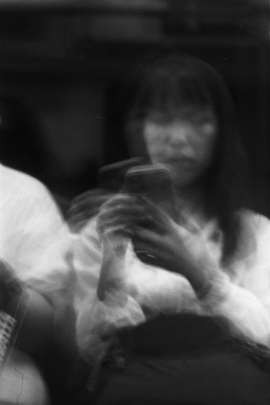 Ilford FP4 Plus 125 (FF)

English
A blurry black-and-white photograph of a person holding a smartphone in both hands, appearing to look at or interact with the device. The background is dark and indistinct, focusing attention on the hands and the phone.
中文
一张模糊的黑白照片，照片中一人双手握着智能手机，似乎在查看或使用手机。背景昏暗且模糊，突出了双手和手机。