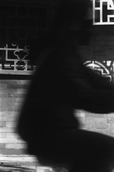 Ilford FP4 Plus 125 (FF)

English
A black-and-white photo showing the shadow of a person cast on a brick wall. The shadow is dark and prominent, with a decorative window frame visible on the wall. The image is slightly blurred, emphasizing the contrast between light and shadow.
中文
一张黑白照片，展示了一个人在砖墙上投射的影子。影子昏暗且突出，墙上有一个装饰性窗户框。照片略显模糊，强调了光线与影子的对比。