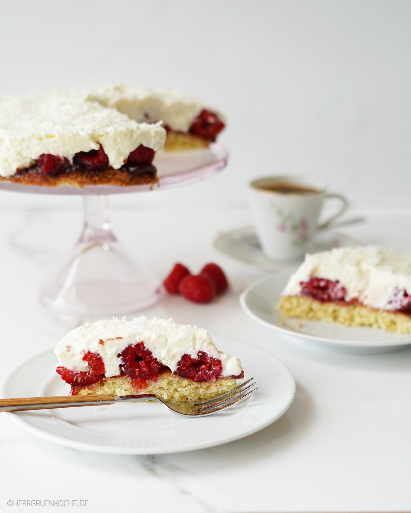 Himbeer-Torte mit Kokos. Torte auf Etagere - angeschnitten. Zwei Stück der Torte auf weißen, kleinen Tellern:-)