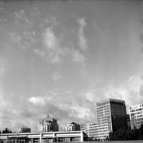 Lucky LUCKY SHD 100 (6x6)

English
A black-and-white photograph of a city skyline with a focus on the sky. The sky is filled with scattered clouds, and the sunlight creates a soft, diffused light effect. Below the sky, there are multiple modern high-rise buildings with varied architectural designs, including glass facades and unique rooftops.
中文
一张黑白城市天际线的照片，重点在天空上。天空中散布着云层，阳光制造出柔和的漫射光效果。天空下方是多栋现代高层建筑，建筑设计各异，包括玻璃立面和独特的屋顶。
