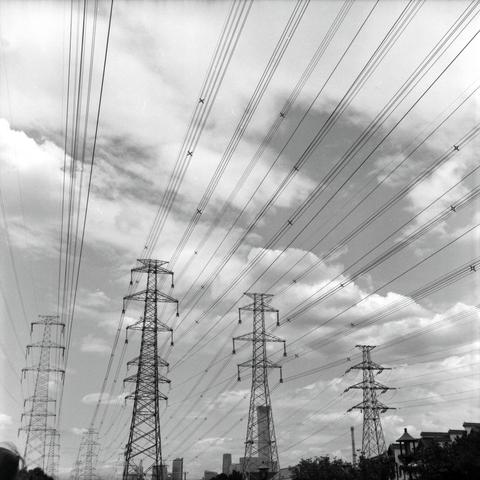 Lucky LUCKY SHD 100 (6x6)

English
A black and white photograph of power lines stretching through the clouded sky. In the background, 4 transmission powers are visible against urban skyscrapers.

中文
一張黑白照片. 高壓線穿過多雲的天空.背景中,4個高壓電塔映襯著遠處的摩天大廈清晰可見.